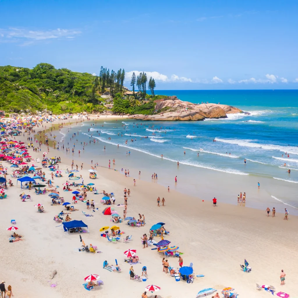 Descubra por que a Praia da Joaquina é um dos cartões-postais mais famosos de Florianópolis