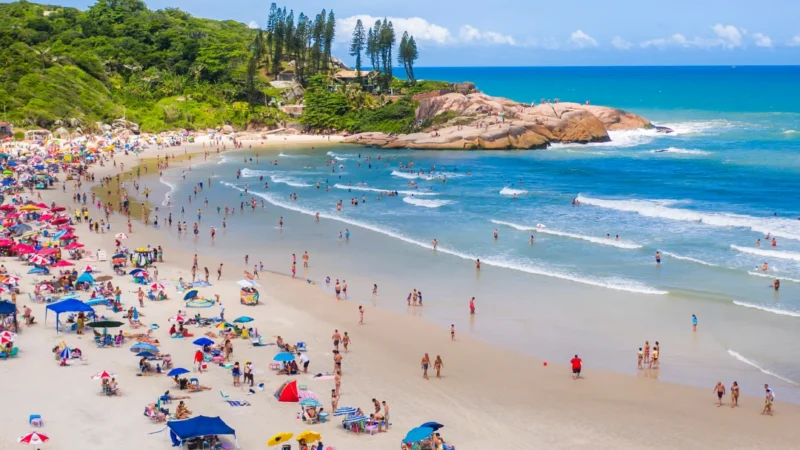 Descubra por que a Praia da Joaquina é um dos cartões-postais mais famosos de Florianópolis